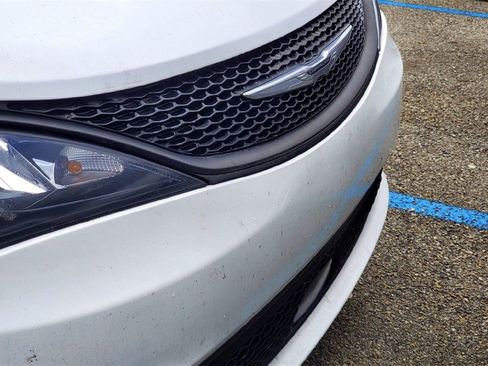 Used 2023 Chrysler Voyager LX image 3