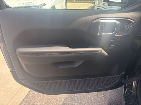 Used 2025 Jeep Wrangler Unlimited Sahara image 10