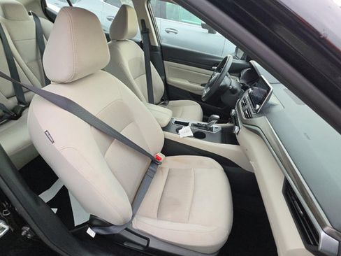 Used 2025 Nissan Altima 2.5 SV FWD image 12
