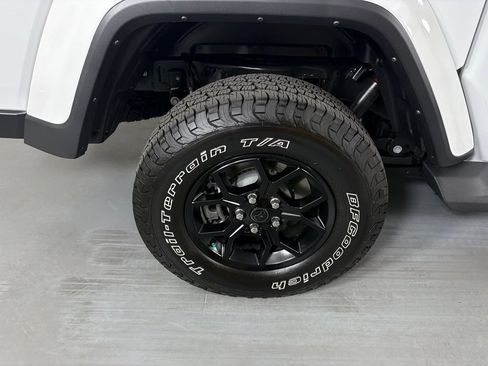 Used 2025 Jeep Gladiator Sport AWD/4WD image 11
