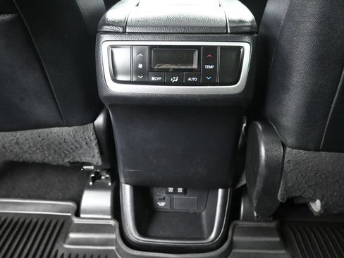 Used 2017 Toyota Highlander XLE AWD/4WD image 28