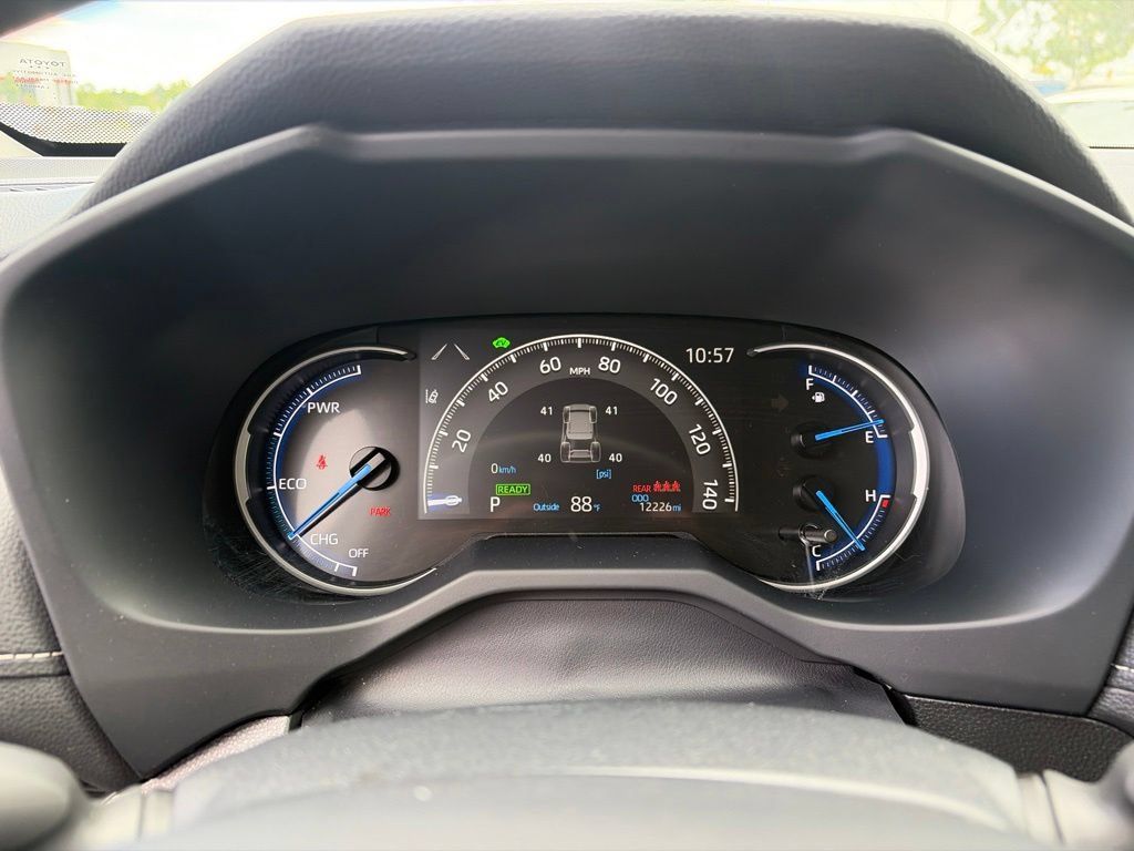 Used 2025 Toyota RAV4 LE AWD/4WD image 28