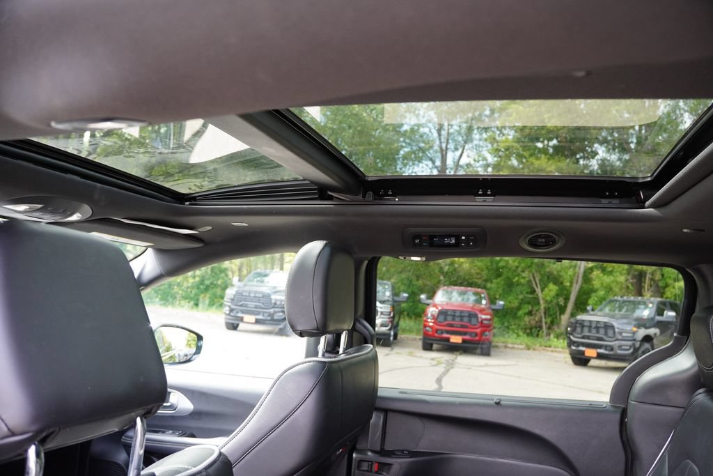 Used 2025 Chrysler Pacifica Limited FWD image 19