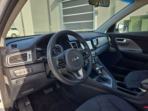 Used 2018 Kia Niro LX image 2