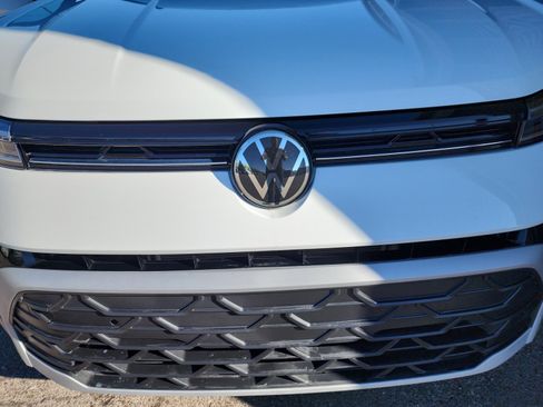 Certified 2025 Volkswagen Taos SE w/ Black Wheel Package image 23