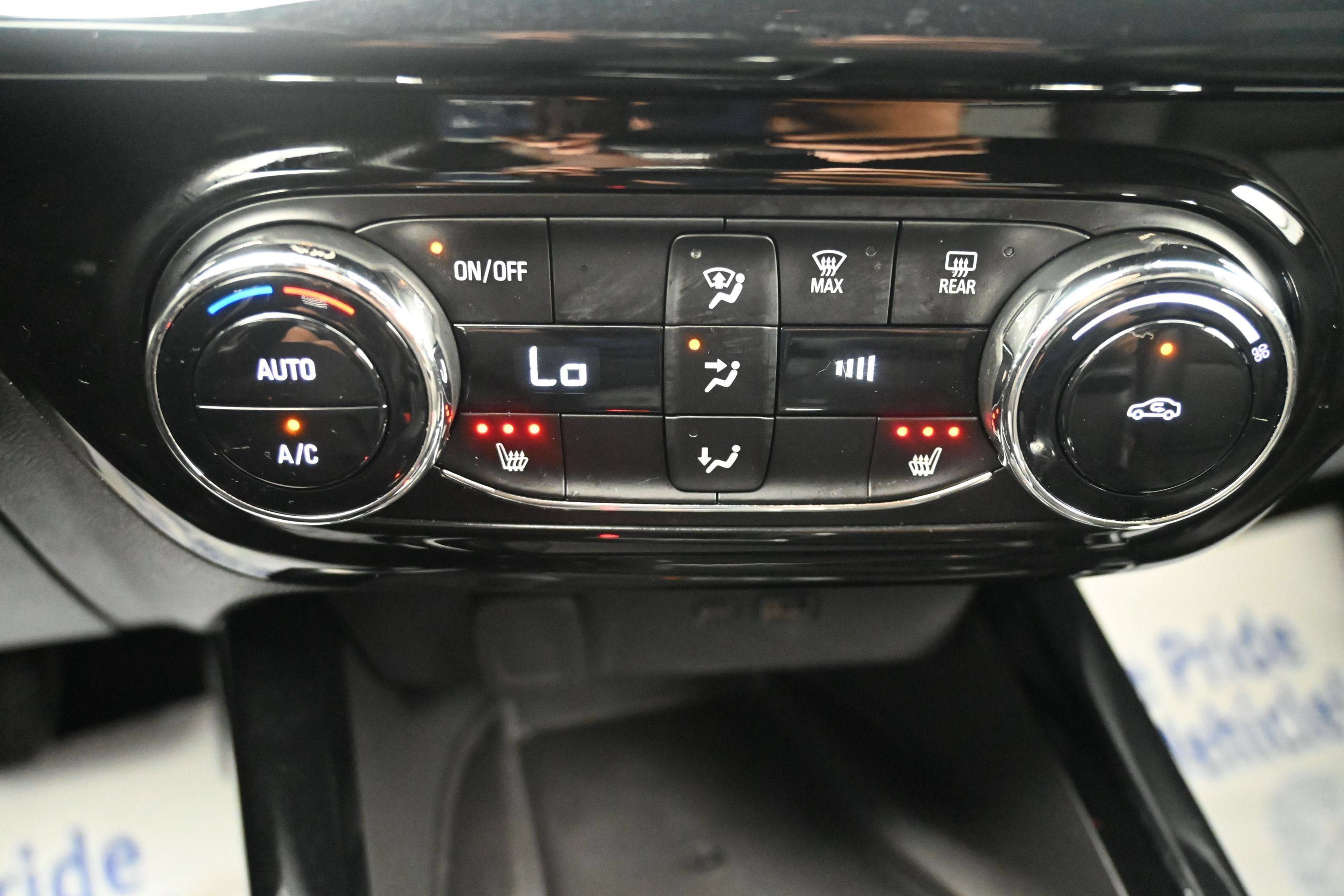 Used 2025 Chevrolet Trax RS w/ Sunroof Package FWD image 17