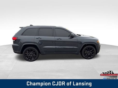 Used 2017 Jeep Grand Cherokee Altitude image 12