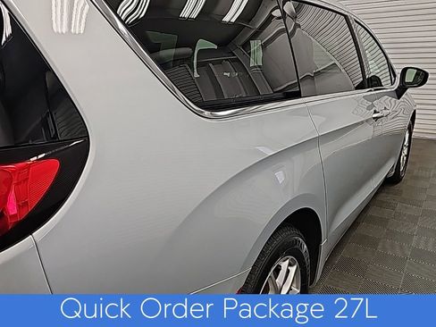 Used 2023 Chrysler Pacifica Touring-L image 10