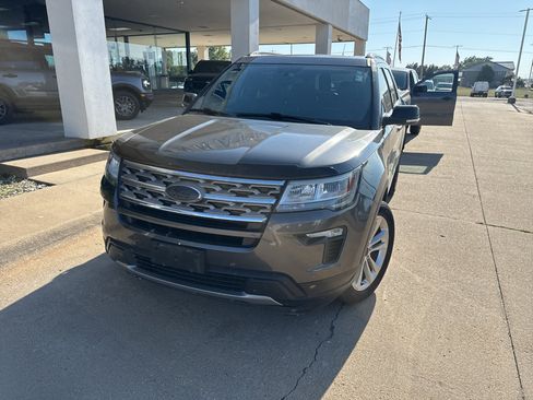 Used 2018 Ford Explorer XLT w/ Equipment Group 202A AWD/4WD image 2