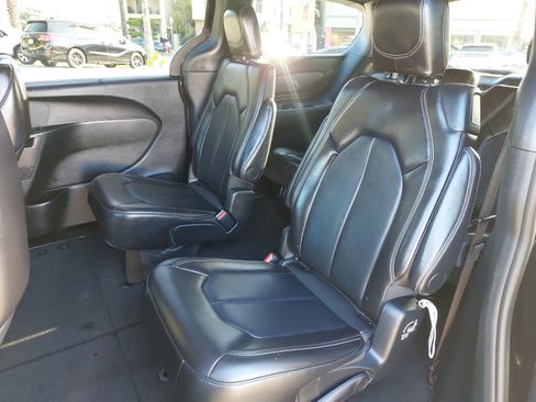 Used 2025 Chrysler Pacifica Select image 16