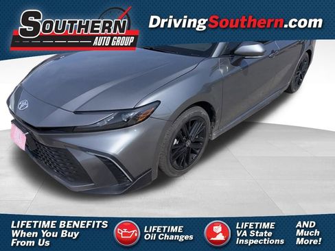 Used 2025 Toyota Camry SE w/ Convenience Package image 1