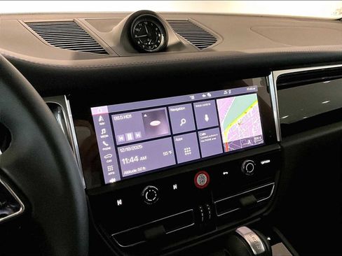 Used 2025 Porsche Macan image 19