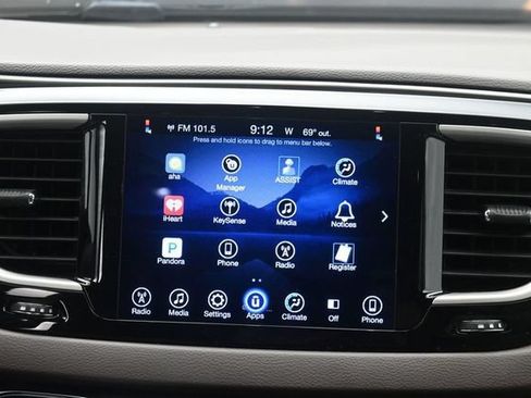 Used 2017 Chrysler Pacifica Touring w/ Tire & Wheel Group FWD image 21