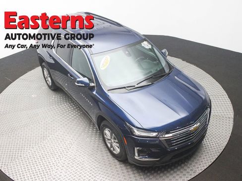 Used 2022 Chevrolet Traverse LT image 3