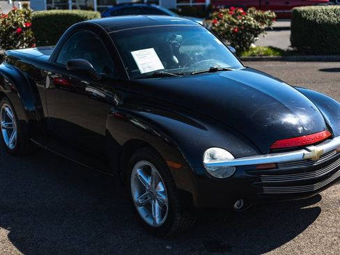 Used 2004 Chevrolet SSR w/ Preferred Equipment Group image 9