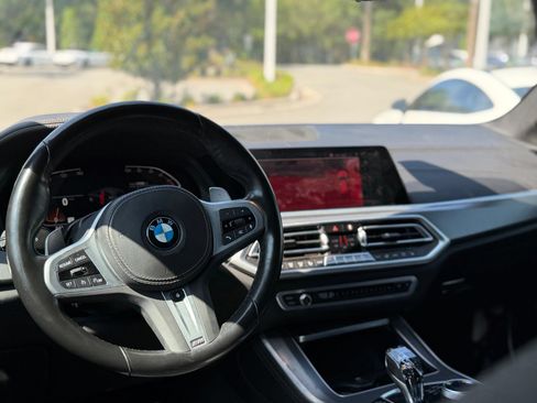 Used 2022 BMW X5 xDrive40i w/ M Sport Package AWD/4WD image 3