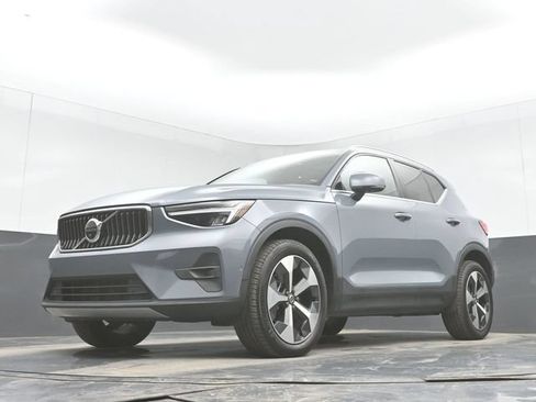 Used 2023 Volvo XC40 B4 Ultimate FWD image 43