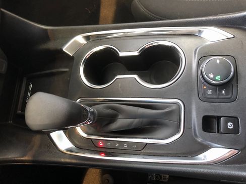 Used 2023 Chevrolet Traverse LT image 24