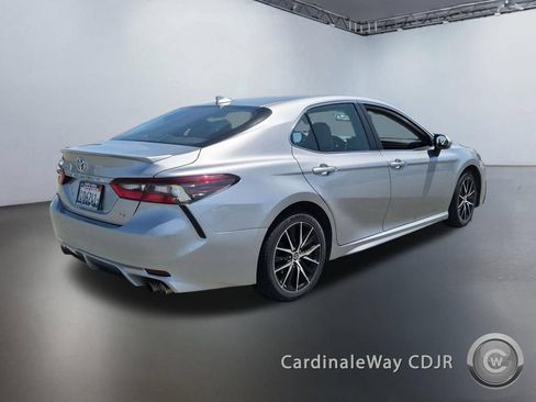 Used 2024 Toyota Camry SE FWD image 3