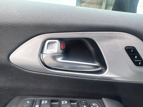 Used 2025 Chrysler Pacifica Limited FWD image 31