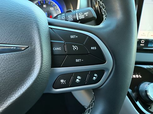 Used 2024 Chrysler Pacifica Touring-L FWD image 17