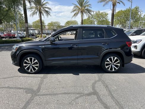 Certified 2023 Volkswagen Taos SE w/ Panoramic Sunroof Package FWD image 2