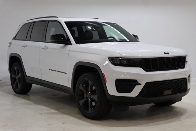 Used 2023 Jeep Grand Cherokee Altitude AWD/4WD image 1