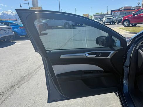 Used 2019 Ford Fusion SE w/ Equipment Group 151A FWD image 17