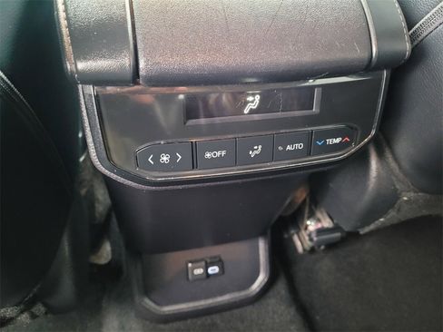 Used 2024 Toyota Highlander XLE image 12