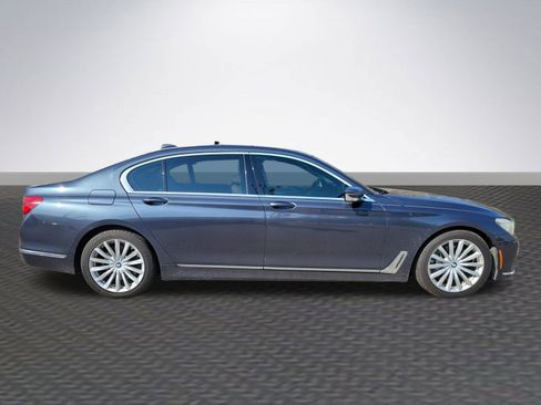 Used 2017 BMW 740i image 4