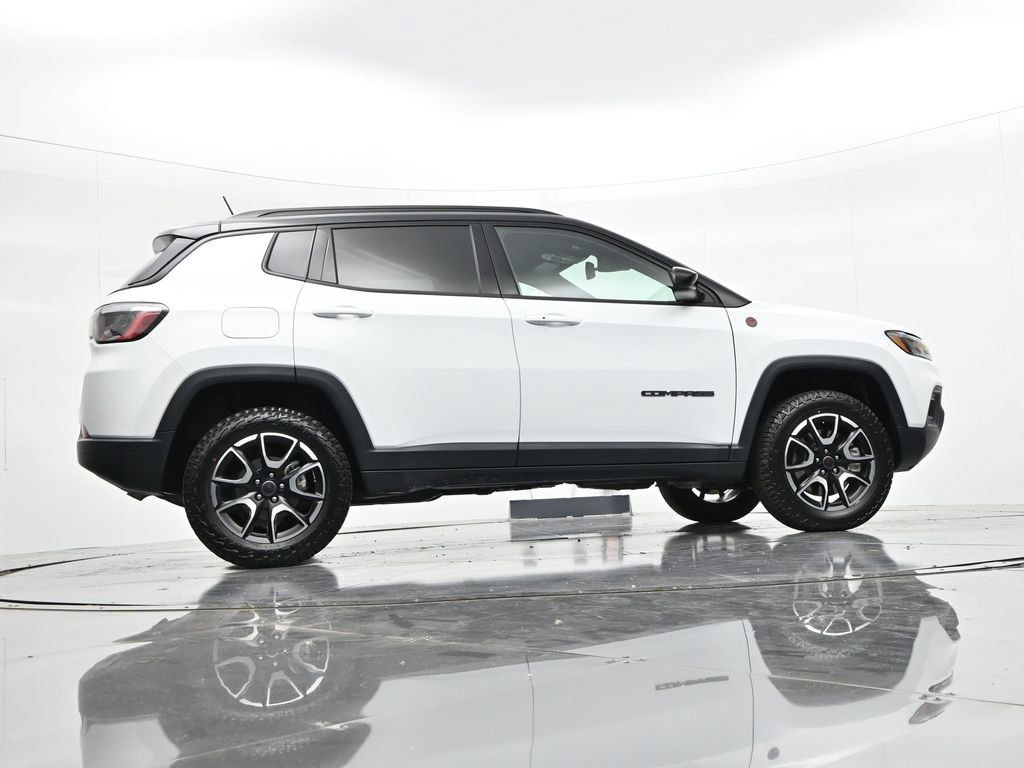Used 2025 Jeep Compass Trailhawk AWD/4WD image 21
