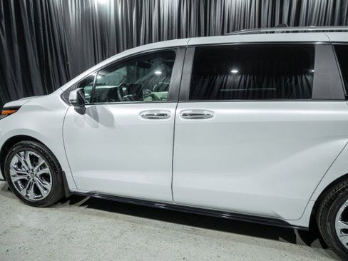 Used 2024 Toyota Sienna Platinum image 5