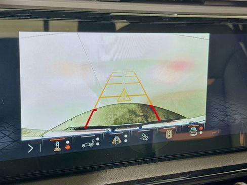 Used 2025 GMC Sierra 1500 AT4 w/ Technology Package image 8