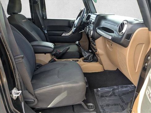 Used 2017 Jeep Wrangler Unlimited Rubicon w/ Connectivity Group AWD/4WD image 18