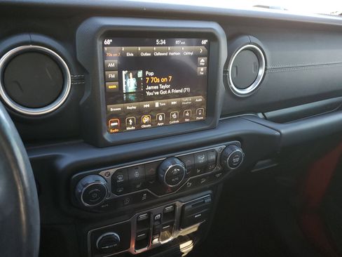 Used 2019 Jeep Wrangler Unlimited Sahara image 25