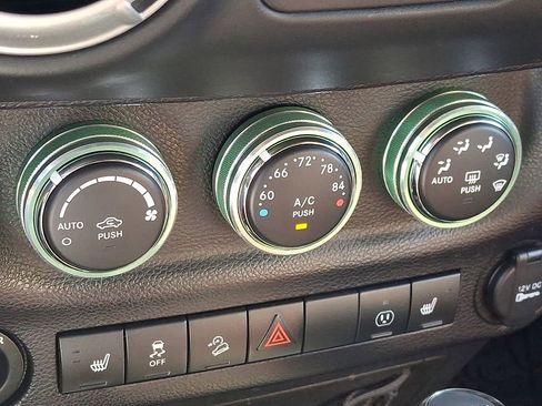 Used 2016 Jeep Wrangler Unlimited Rubicon image 16