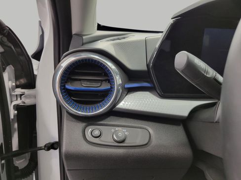 Used 2025 Chevrolet Trax LT w/ LT Convenience Package image 10