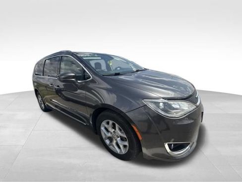 Used 2018 Chrysler Pacifica Touring-L Plus w/ Tire & Wheel Group FWD image 7