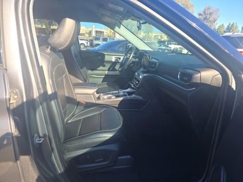 Used 2022 Ford Explorer XLT w/ Equipment Group 202A image 8