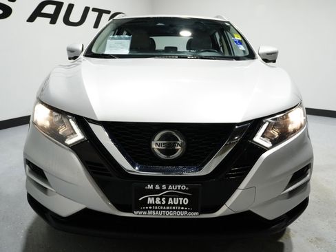 Used 2020 Nissan Rogue Sport SL image 2