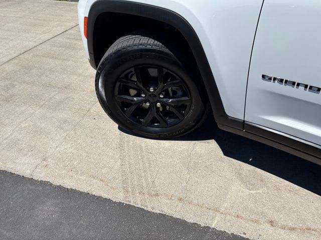 Used 2024 Jeep Grand Cherokee L Altitude AWD/4WD image 27