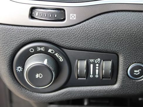 Used 2019 Jeep Cherokee Latitude Plus w/ Comfort/Convenience Group FWD image 21