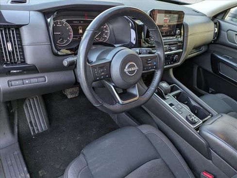 Used 2024 Nissan Pathfinder SV image 10