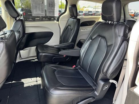 Certified 2023 Chrysler Pacifica Touring-L FWD image 19