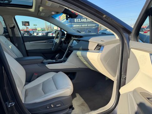 Used 2017 Cadillac XT5 Luxury w/ Driver Awareness Package FWD image 9