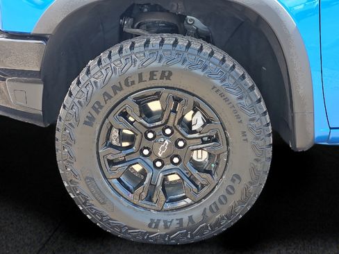 Used 2023 Chevrolet Silverado 1500 ZR2 w/ Technology Package AWD/4WD image 8