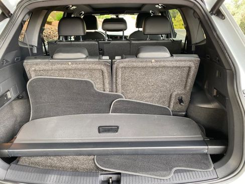 Used 2018 Volkswagen Tiguan SEL w/ R-Line Package image 9