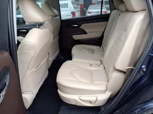 Used 2020 Toyota Highlander XLE image 12