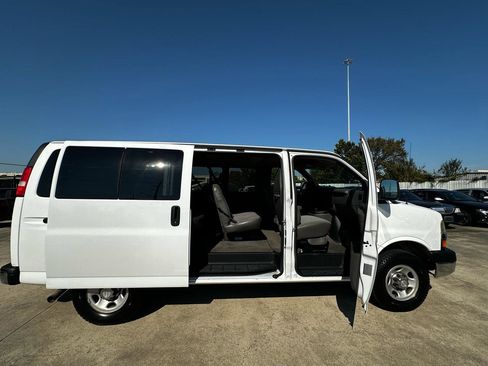 Used 2006 Chevrolet Express 3500 Passenger w/ LT Preferred Equipment Group RWD image 37