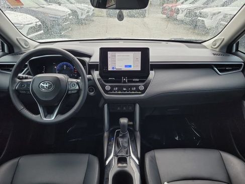 Used 2023 Toyota Corolla Cross XLE w/ Convenience Package FWD image 9
